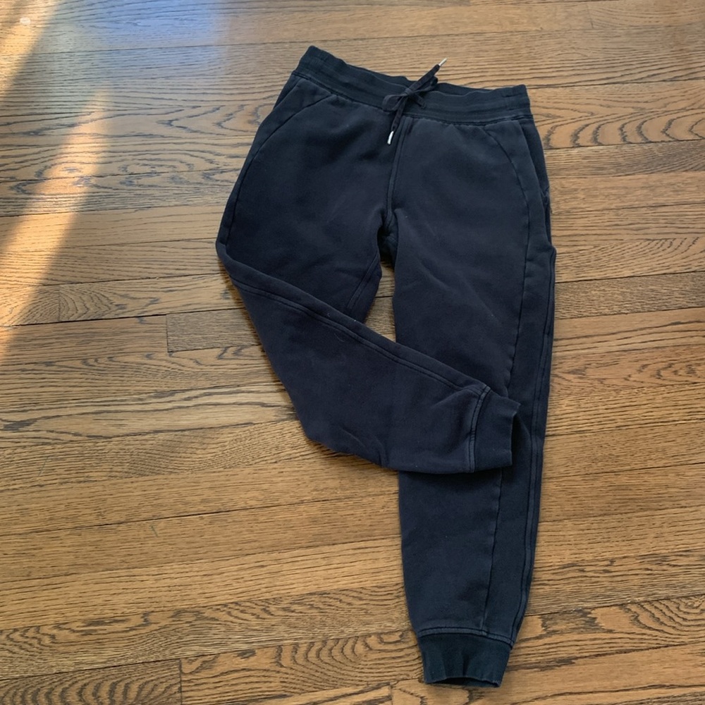 Lululemon black joggers, 8